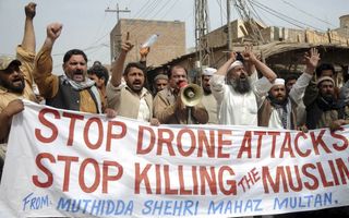 Demonstranten in Pakstian protesteren in maart 2012 tegen drone-aanvallen door de Verenigde Staten. beeld EPA, MK Chaudry