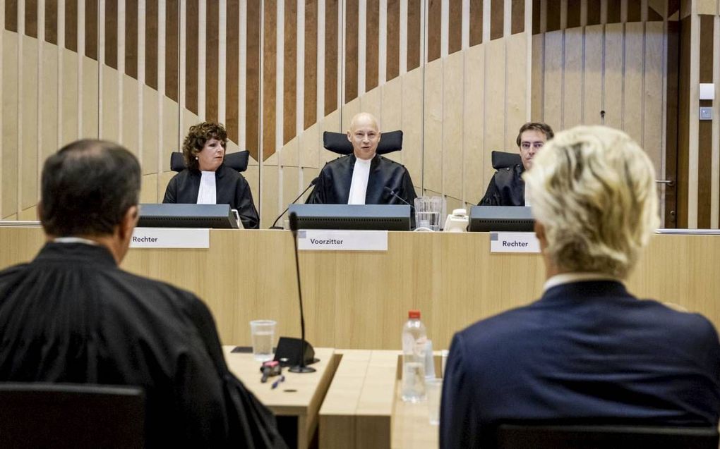 De rechters Van Rens, Steenhuis en Krans vanmorgen in het Justitieel Complex op Schiphol. Op de rug gezien PVV-leider Wilders met advocaat Knoop. Wilders wordt vervolgd voor discriminatie. beeld ANP, Remko de Waal