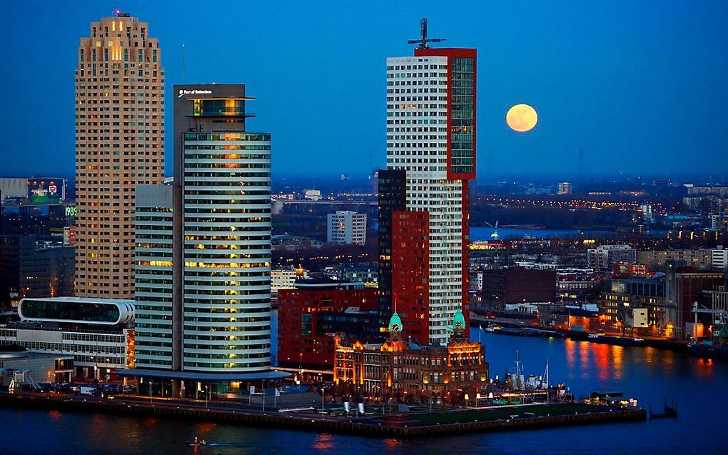 De maan boven Rotterdam, een aantal jaar geleden. beeld ANP