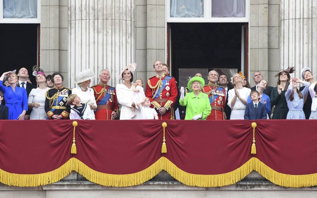 De Britse koningin Elizabeth keek zaterdag met haar familie van het balkon van Buckingham Palace in Londen naar een eresaluut voor haar door vliegtuigen. Links van haar prins William met zijn gezin.  beeld EPA, Facundo Arrizabalaga