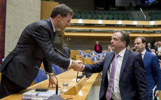 Alle Kamerleden krijgen na afloop van het langdurige debat over de dividendbelasting een hand van premier Rutte.  beeld ANP, Jerry Lampen