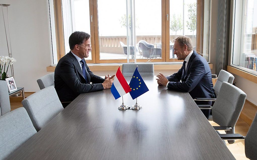 Rutte en Tusk in Brussel. beeld AFP