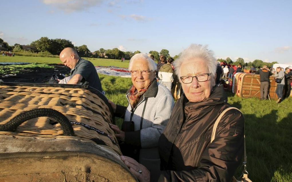 Anna Helder (rechts) en Frieda Zandbergen maakten ondanks hun hoge leeftijd van 90 jaar zaterdagavond een tocht met een heteluchtballon. beeld Eelco Kuiken