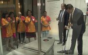 Schoonmakers applaudisseren voor premier Rutte die zijn eigen rommel opruimt.  beeld Youtube