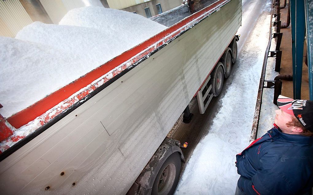 Zout dat gewonnen is in het Friese Barradeel komt aan via buizen in een opslagloods van Frisia Zout in Harlingen. beeld ANP, Koen Suyk