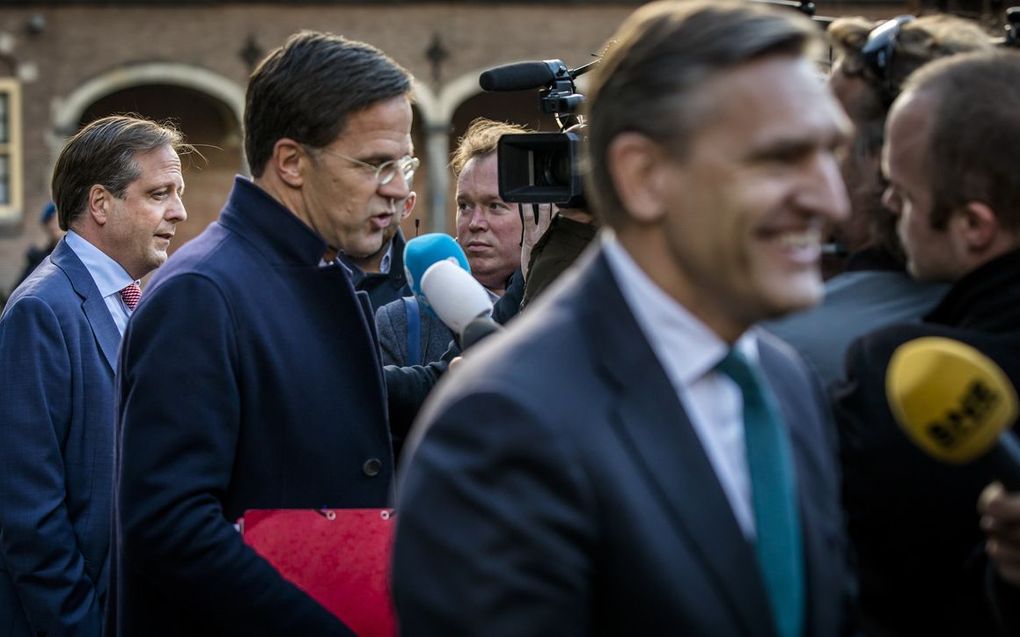 (VLNR) Alexander Pechtold (D66), Premier Mark Rutte en Sybrand Buma (CDA) op het Binnenhof na afloop van de gesprekken met informateur Gerrit Zalm. beeld ANP