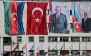 In Ankara hangen de vlaggen van Turkije  en Azerbeidzjan met de portretten van de presidenten Erdogan en Alijev (r) broederlijk naast elkaar. beeld AFP, Adem Altan