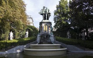 De standbeelden van Egmont en Hoorne in het Brusselse park de Kleine Zavel. beeld Wikimedia