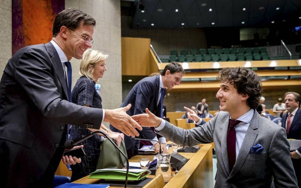 Rutte en Klaver schudden elkaar de hand. beeld ANP