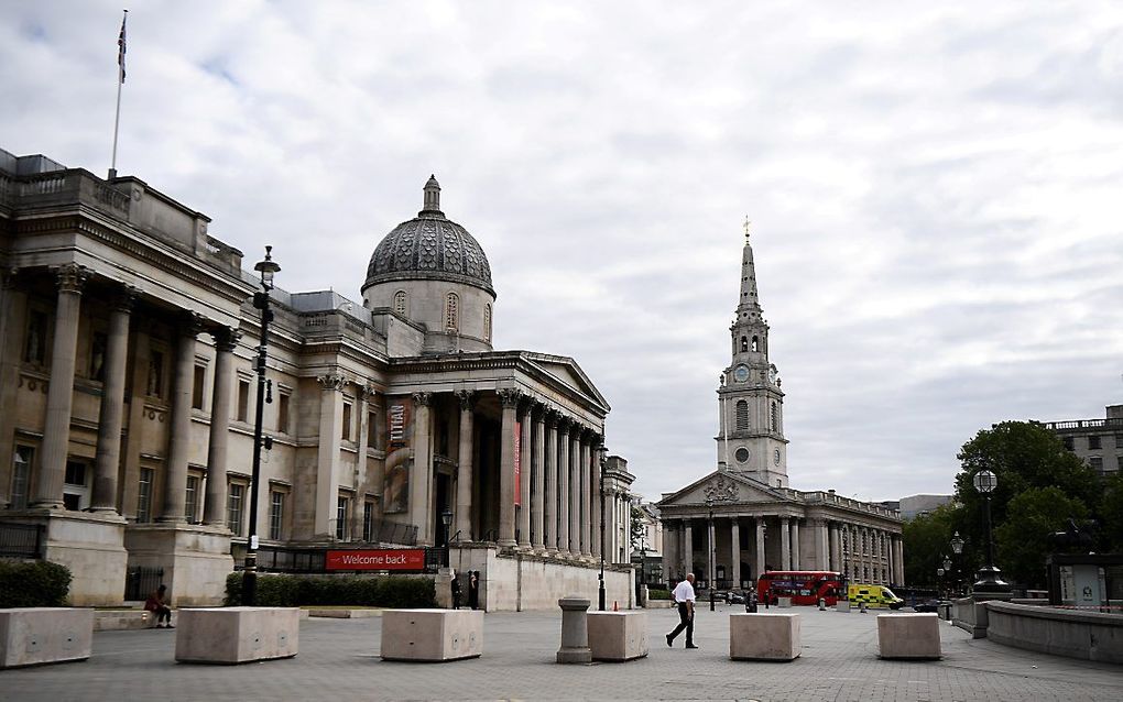 De St Martin-in-the-Fieldskerk (r.) aan Trafalgar Square in Londen. beeld EPA, Andy Rain