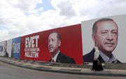 De beeltenis van de Turkse president is op veel plaatsen in Turkije prominent zichtbaar, in de aanloop naar het referendum van morgen over achttien voorgestelde grondwetswijzigingen. Het advies is duidelijk: ”evet”, Turks voor ”ja”. beeld AFP