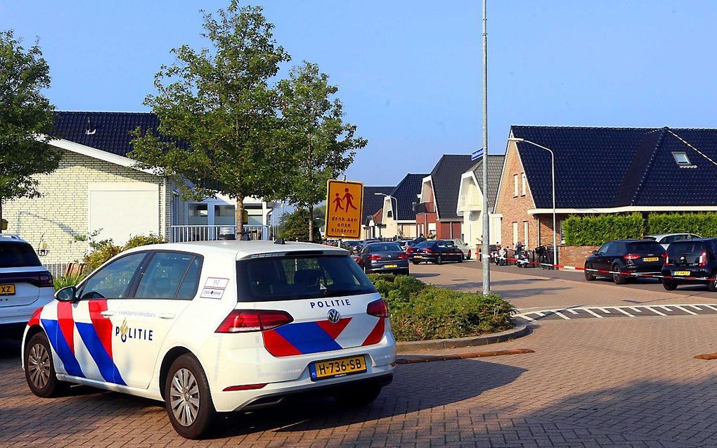 Politie bij een inval. In een grote internationale actie tegen een criminele drugsbende zijn zeventien mensen aangehouden. Tien van hen zijn in Nederland aangehouden, zes in Spanje en een in België. Op tientallen locaties zijn invallen gedaan, in Nederlan