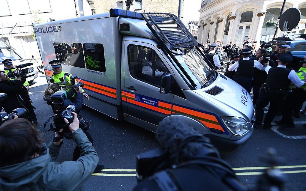 Een arrestantenbusje met daarin Julian Assange. beeld EPA