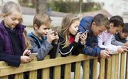 „Twaalfjarige kinderen hebben nog geen rem in het gebruik van de smartphone.” beeld iStock