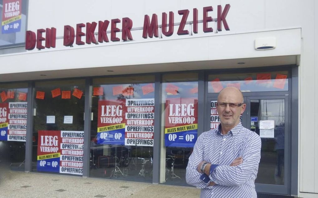 Bedrijfsleider Sjaak van Koeveringe sluit Den Dekker Muziek eind dit jaar. beeld Van Scheyen Fotografie