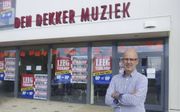 Bedrijfsleider Sjaak van Koeveringe sluit Den Dekker Muziek eind dit jaar. beeld Van Scheyen Fotografie