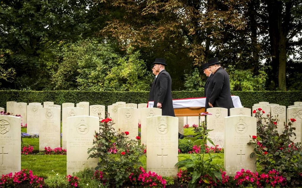 Op de Amsterdamse begraafplaats Nieuwe Ooster is een wandelroute uitgezet langs graven van historische belangrijke personen. Foto: herbegrafenis van de Poolse militairen, vorig jaar september, op Nieuwe Ooster. beeld ANP, Remko de Waal