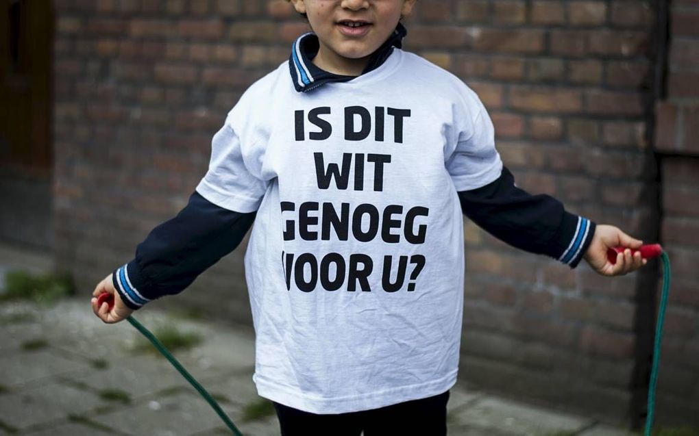 Een leerling van een Amsterdamse basisschool draagt een t-shirt met de tekst: ”Is dit wit genoeg voor u?". beeld ANP