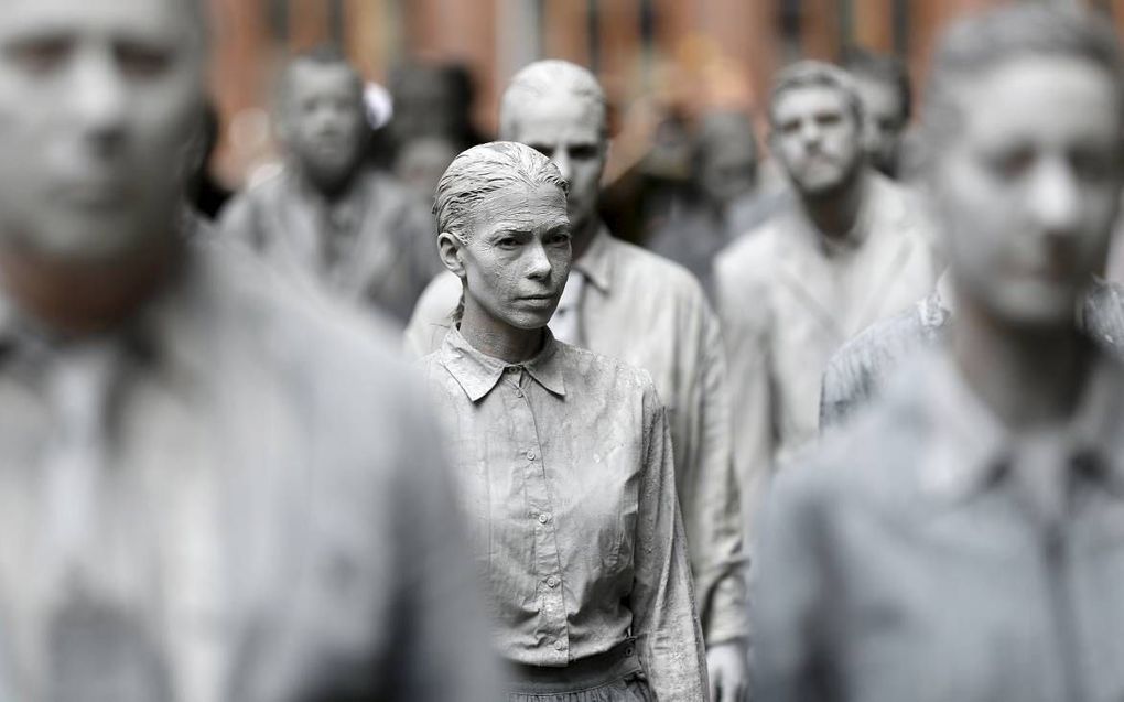 HAMBURG. Demonstranten, uitgedost als zombies, protesteerden woensdag in Hamburg tegen de G20-top die morgen en zaterdag plaatsheeft. De Duitse politie is massaal op de been wegens verwachte rellen. beeld EPA, Friedemann Vogel