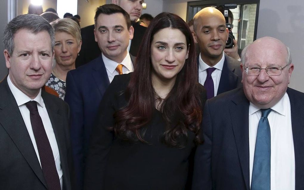 Zes van de zeven vertrekkende parlementariërs, maandag na de persconferentie in Londen. De voormalige leden van de Labourpartij besloten vanwege het brexitbeleid en antisemitisme de partij te verlaten. beeld AFP, Daniel Leal-Olivas