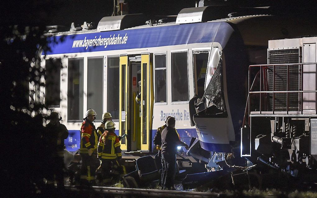 Brandweer bij de trein. beeld AFP