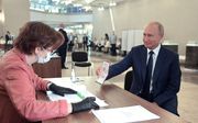 Poetin brengt zijn stem uit. beeld AFP