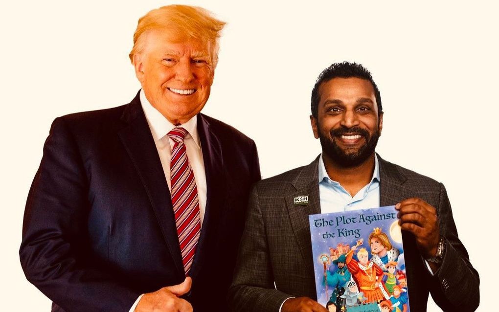 Oud-president Donald Trump en schrijver Kash Patel met het kinderboek ”Plot against the King”. beeld Twitter