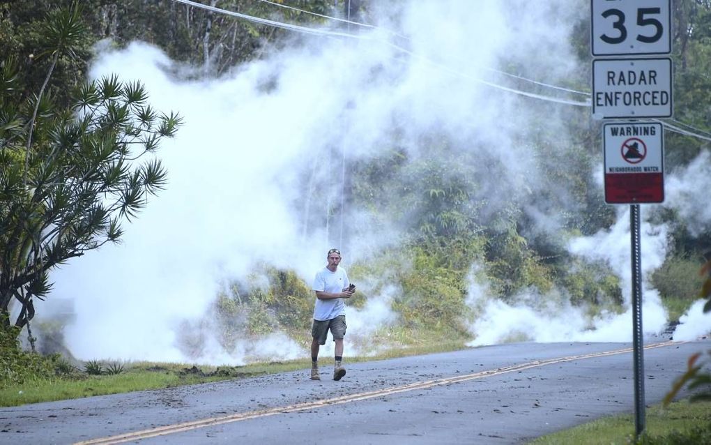 Naast as en rook, komt er ook stoom uit de spleten in de Kilauea. beeld AFP, Frederic J. Brown