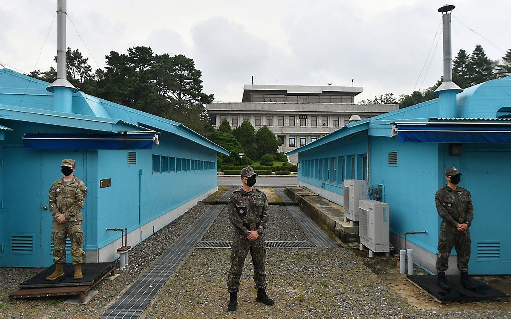 Zuid-Koreaanse soldaten aan de grens met Noord-Korea. Deze grens is een van de zwaarst bewaakte grenzen ter wereld. beeld EPA, Park Tae-Hyun/KOREA POOL/POOL