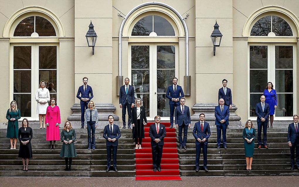 "Op afstand tot elkaar vulden negentien bewindslui het bordes dat groter was dan het vertrouwen van de samenleving. " beeld ANP, Sem van der Wal