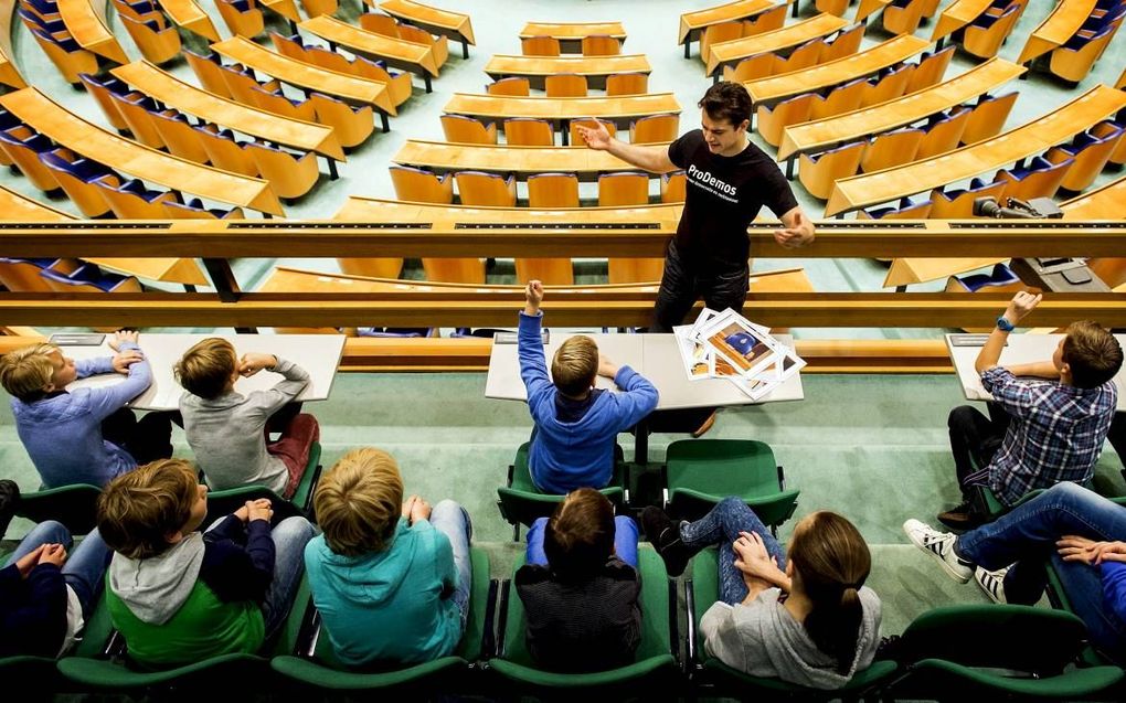 Het kabinet heeft geld beschikbaar gesteld om iedere middelbare scholier een keer in de Tweede Kamer te laten kijken. Foto: voorlichtingsorganisatie ProDemos verzorgt een rondleiding voor scholieren. beeld ANP, Koen van Weel