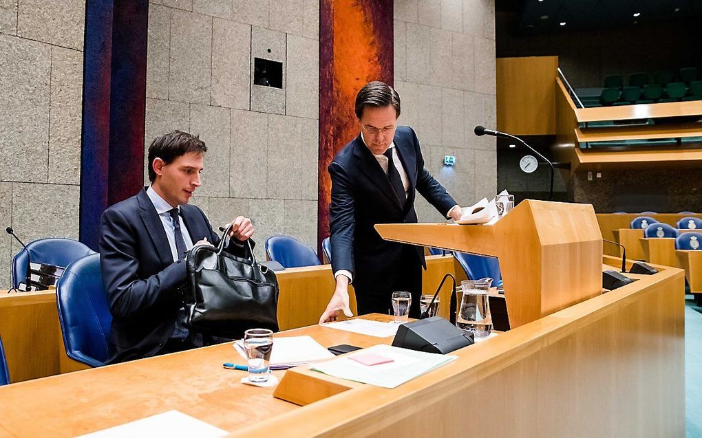 Premier Rutte en minister Hoekstra van Financiën tijdens het debat over de reorganisatie van de Belastingdienst. beeld ANP, Bart Maat