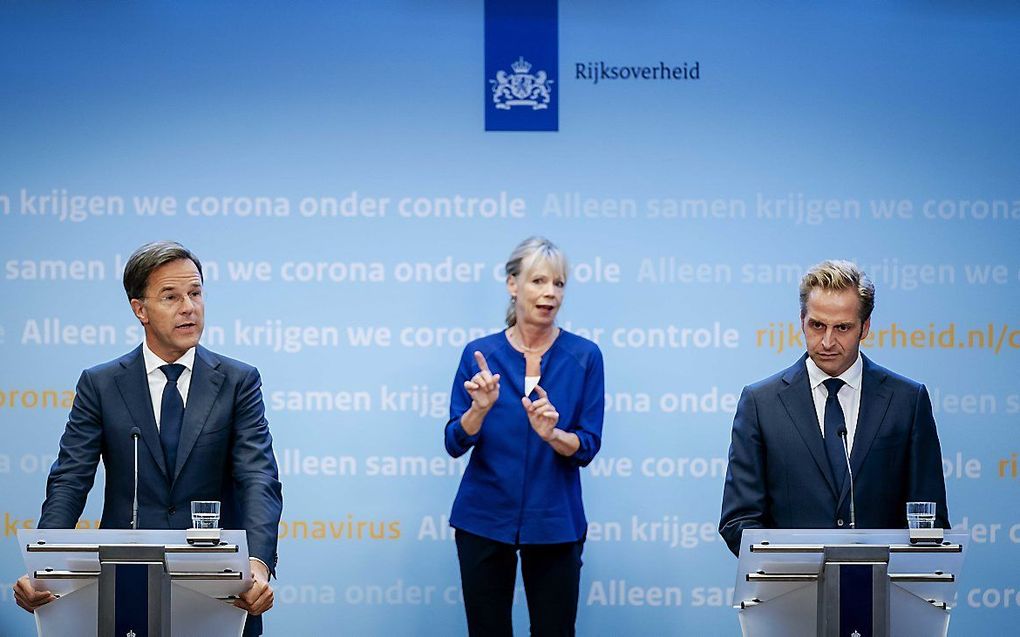 Premier Mark Rutte (l.) en minister Hugo de Jonge (Volksgezondheid, Welzijn en Sport) tijdens de persconferentie over de huidige stand van zaken omtrent corona in Nederland. beeld ANP