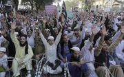 Aanhangers van een radicaal-islamitische partij in Pakistan protesteren tegen blasfemie. beeld EPA, Rahat Dar
