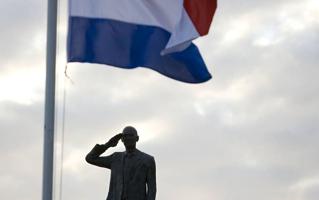 Vlag halfstok naast beeld van Pim Fortuyn. Foto ANP