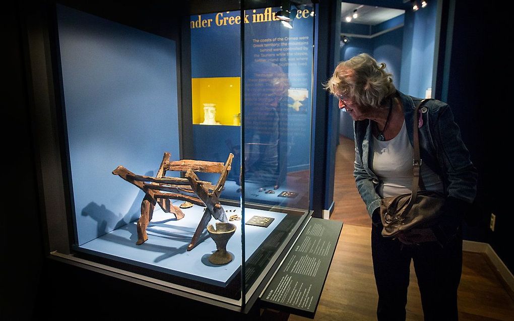 De Krim-collectie bestaande uit onder meer een gouden zwaardschede, een pronkhelm en talloze juwelen in het Allard Pierson Museum. beeld ANP, Bart Maat