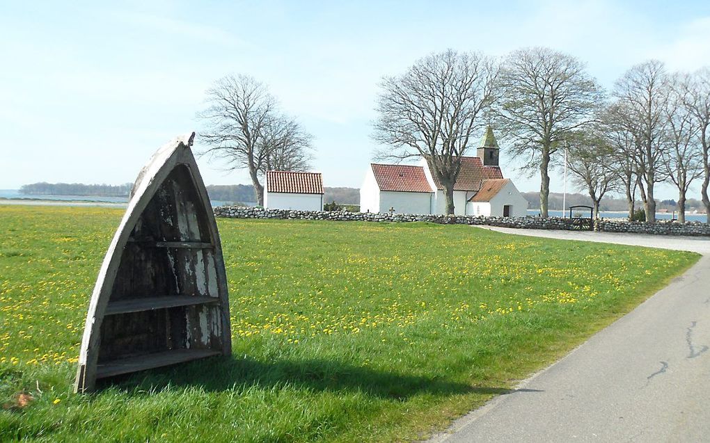 Kerk op het eiland Hjarno, gelegen in het Kattegat in het Deense Oost-Jutland.    Foto RD