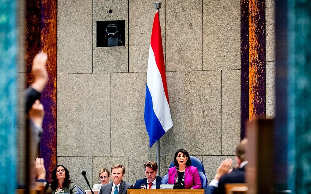 De plenaire vergaderzaal van de Tweede Kamer met de Nederlandse vlag. beeld ANP, Remko de Waal