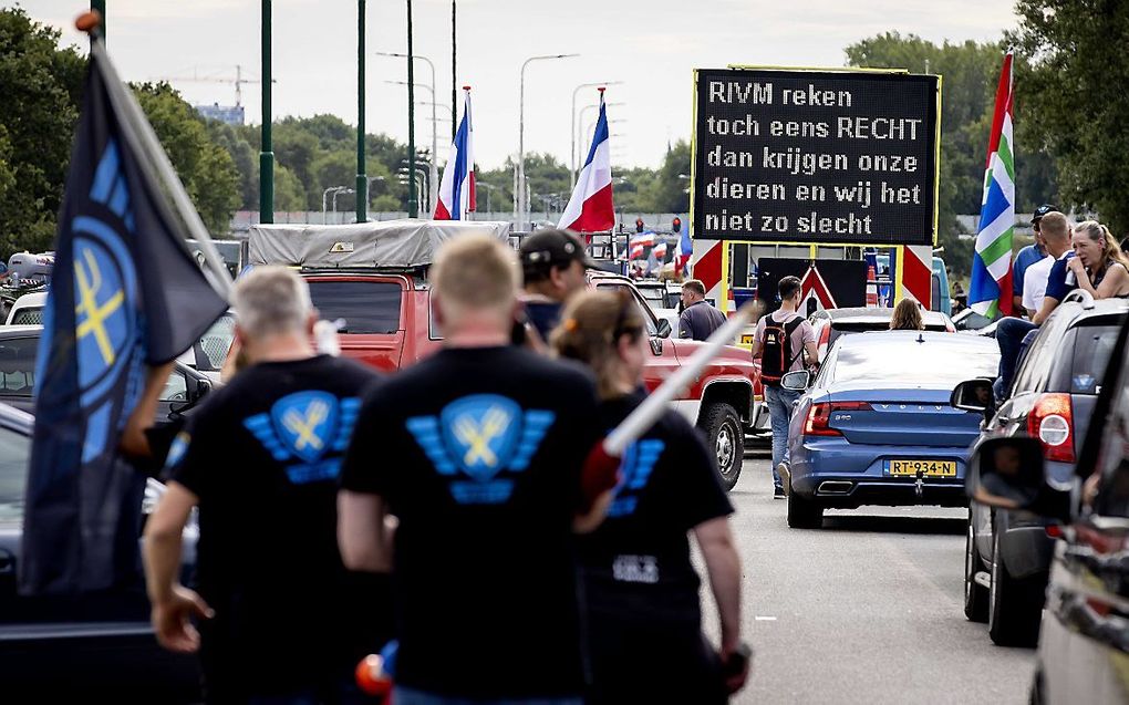 Boeren demonstreerden in juli in de buurt van het Rijksinstituut voor Volksgezondheid en Milieu (RIVM). FDF en boerenorganisatie Agractie voeren actie tegen de omstreden veevoermaatregel van Landbouwminister Carola Schouten. beeld ANP, Robin van Lonkhuijs