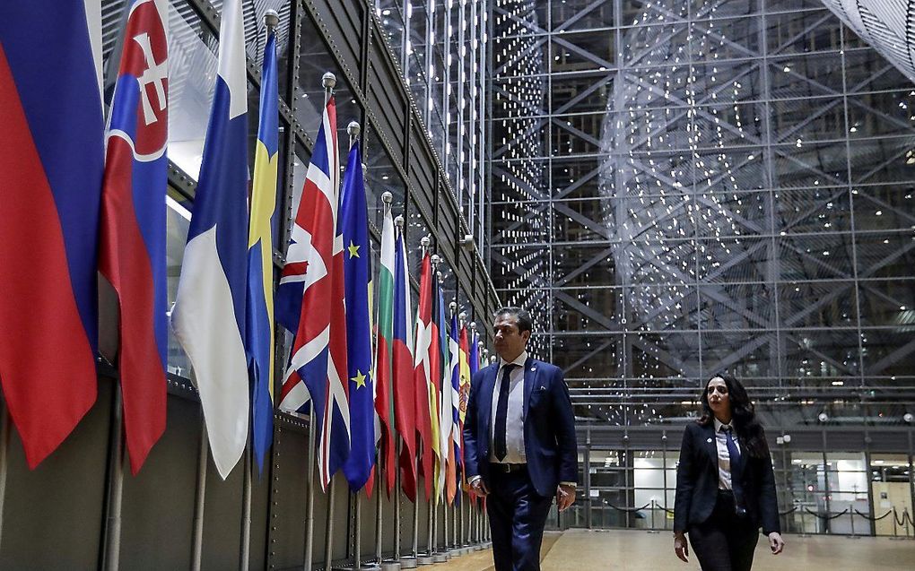 Vlaggen van de Europese landen in het gebouw van de Europese Raad te Brussel. beeld AFP, Oliver Hoslet