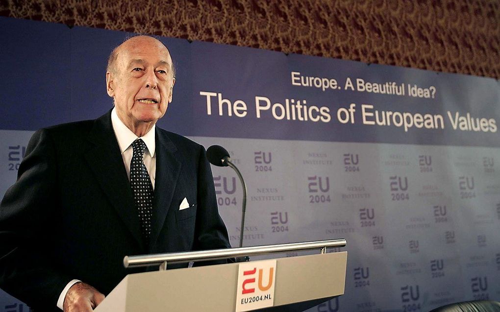 Valéry Giscard d’Estaing houdt een toespraak in Den Haag, 2004. beeld EPA, Ed Oudenaarden