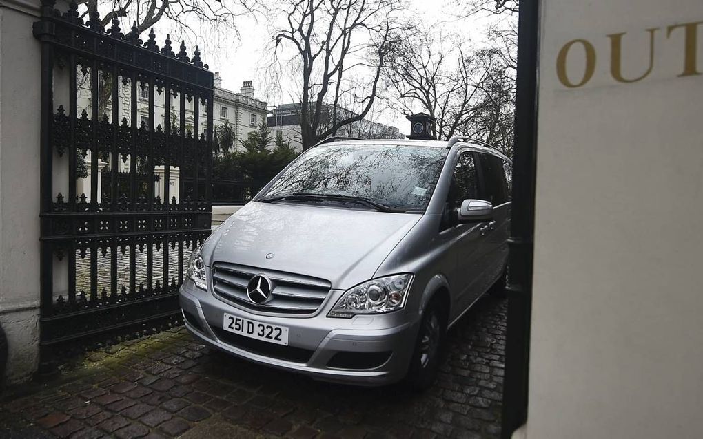 „Opvallend is hoe lichtvaardig het Verenigd Koninkrijk 23 en de VS zelfs 60 Russische diplomaten uitzetten.” Foto: een Russische diplomatenauto verlaat de Russische am-bassade in Londen. beeld EPA, Andy Rain