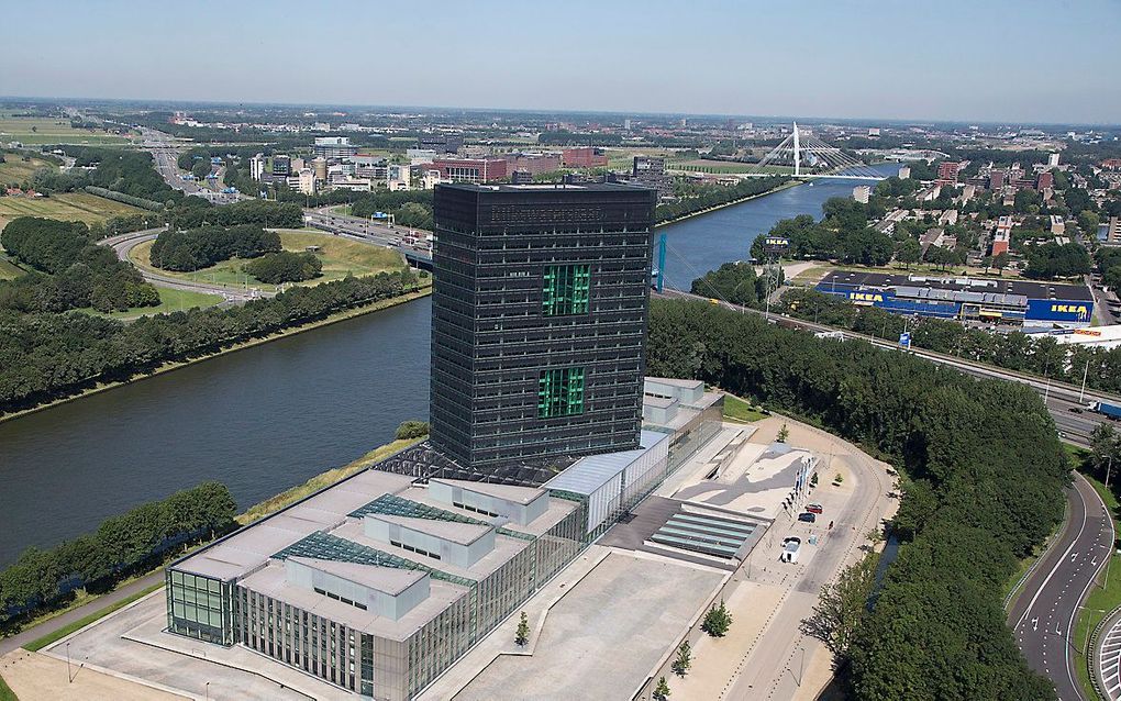 Volgens Zembla zijn  vergunning verlenende ambtenaren door de top van Rijkswaterstaat meerdere keren „onder druk” gezet om afval dat eerder was afgekeurd, tegen de regels in toch goed te keuren. Foto: het kantoor van Rijkswaterstaat bij Utrecht. beeld ANP