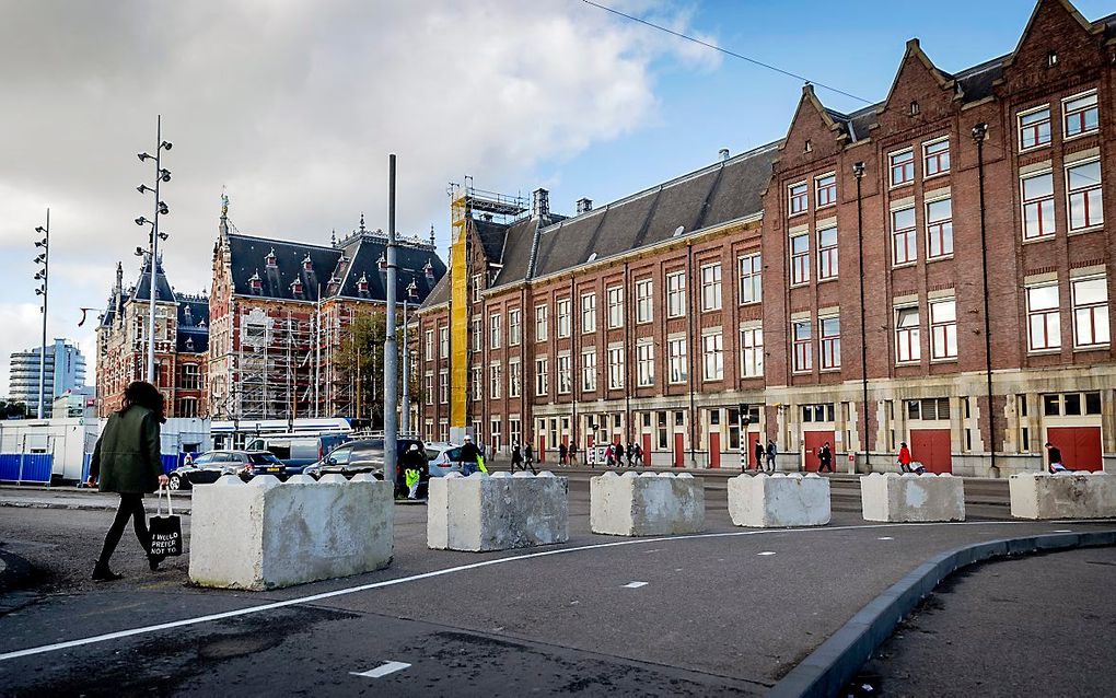 Betonblokken bij de in- en uitgangen van Amsterdam Centraal. beeld ANP