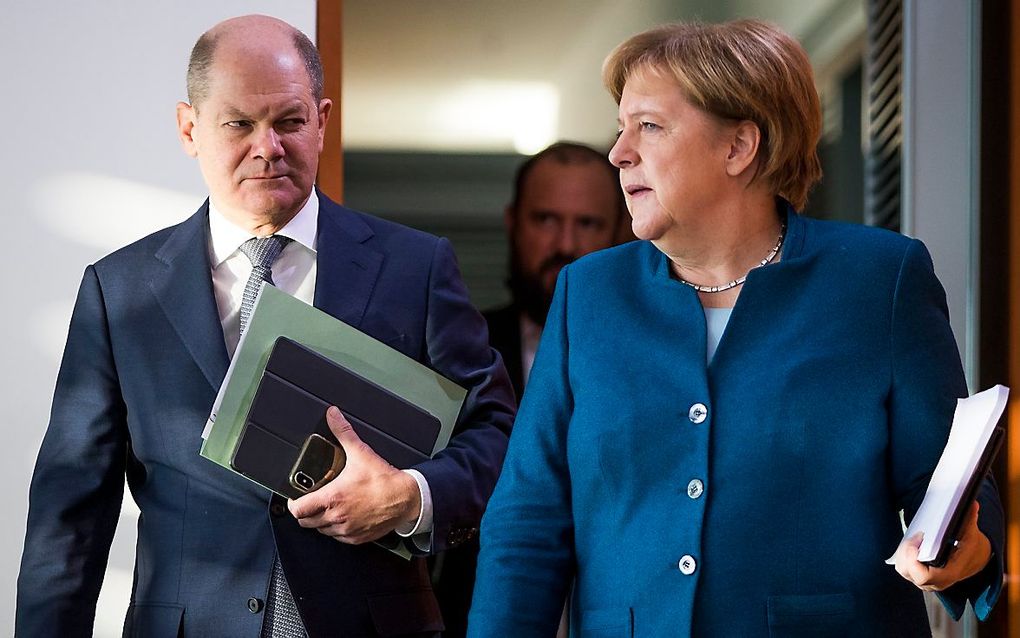 Scholz (links) en Merkel. beeld AFP