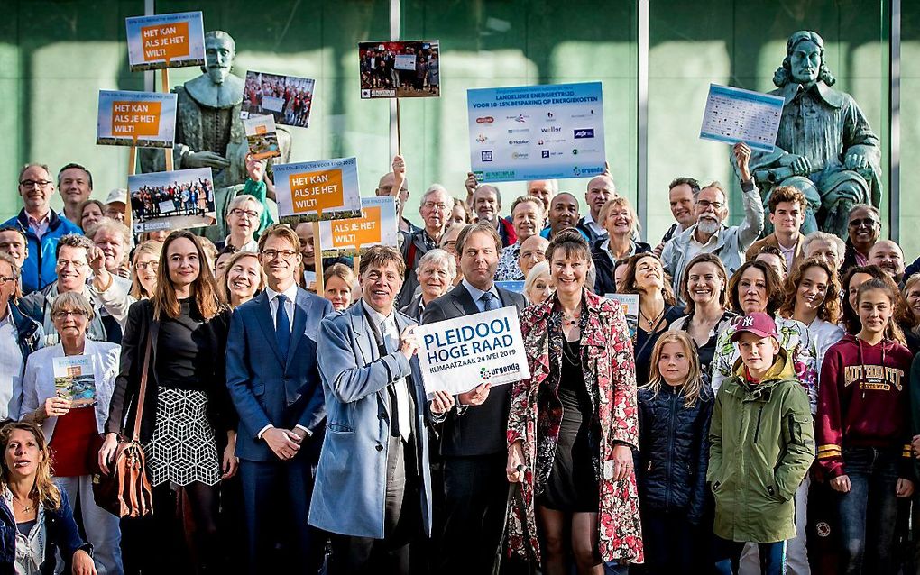 Marjan Minnesma (met gebloemde jas), directeur van Urgenda, voorafgaand aan het pleidooi van de cassatieprocedure in de Klimaatzaak bij de Hoge Raad. beeld ANP