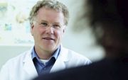 Prof. dr. Leonard van den Berg, hoofd van het ALS Centrum in Utrecht, in gesprek met een patiënt. beeld mijn-lichaam.com