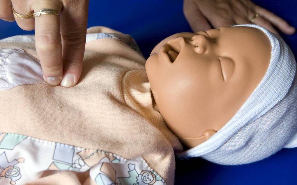 Het loopt storm bij de cursus EHBO voor kinderen. Cursisten leren onder andere reanimeren bij baby's en peuters. beeld ANP, Koen van Suyk