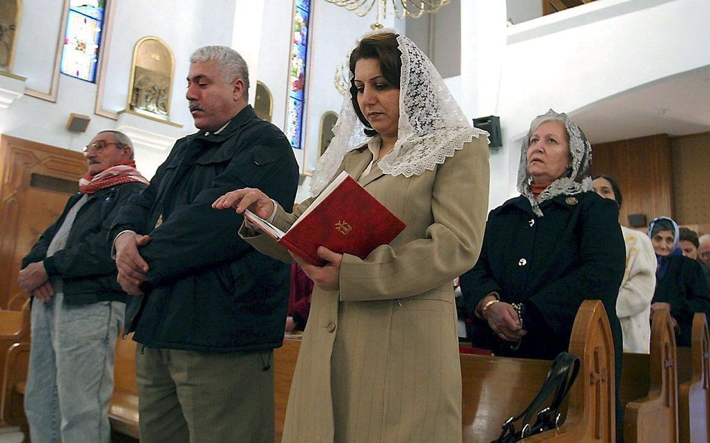 Iraakse christenen tijdens een kerkdienst in Bagdad. beeld EPA, Mohamed Messara