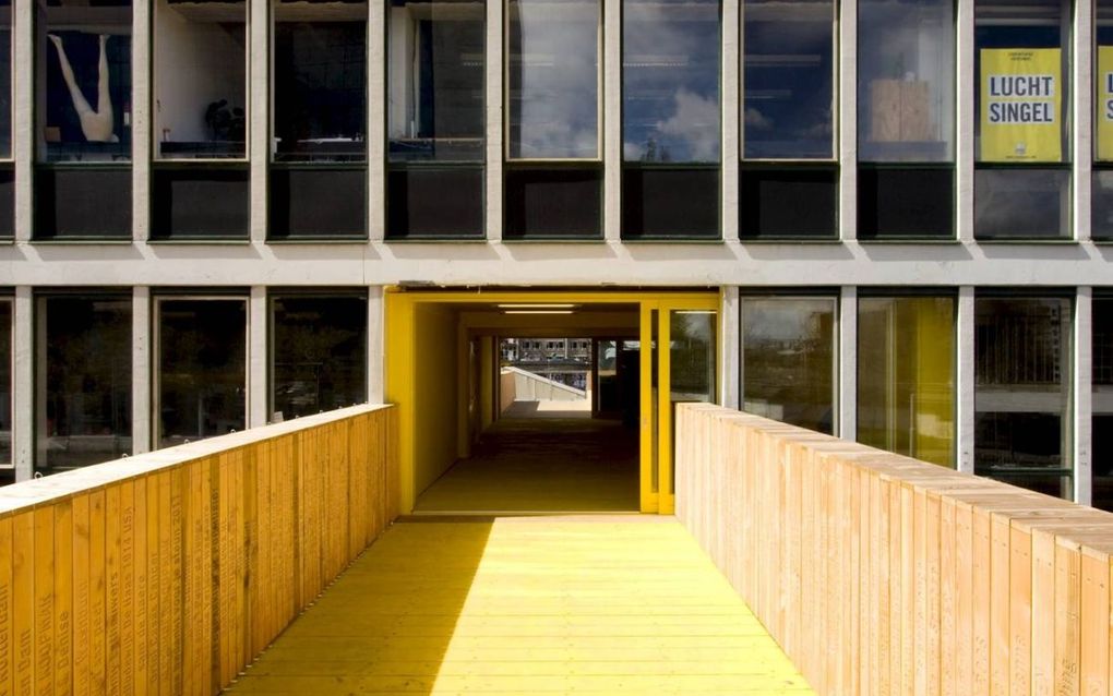 De Luchtsingel verbindt de stad en doorkruist daarbij zelfs gebouwen, zoals het Schieblock. Foto Arjan Scheer